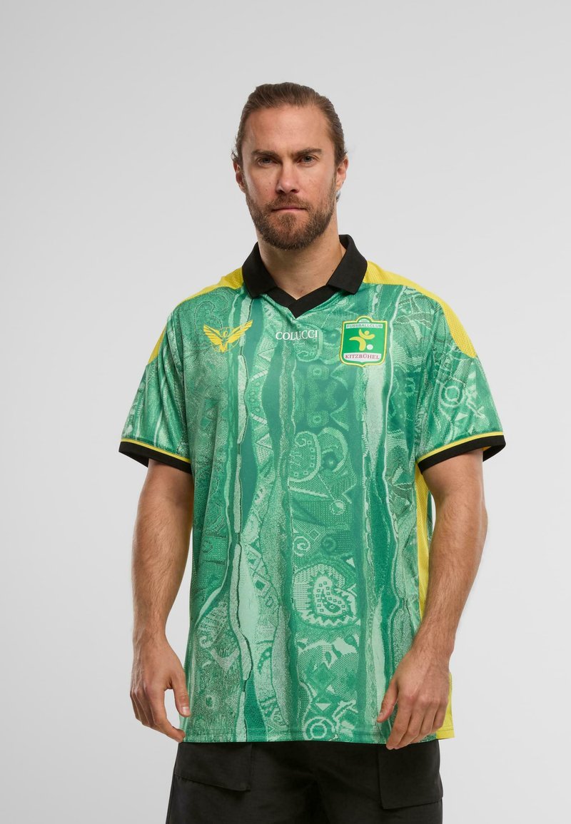 Zöld és sárga, rövid ujjú pólóing absztrakt mintázatokkal, fekete gallérral és logóval a mellkasán; könnyű anyagú.