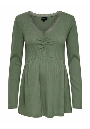 Langmouwige blouse met V-hals in olijfgroen geribbeld materiaal, met gathers bij de borst en kantafwerking bij de hals.