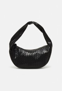 Sort vevd lærveske med rund form, tykk stropp og glidelås på toppen. Jevn tekstur med glanset finish.