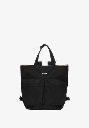 Borsa nera a mano realizzata in tessuto resistente, con due tasche frontali, chiusura superiore con cerniera e tracolle regolabili. Logo visibile sulla parte anteriore.
