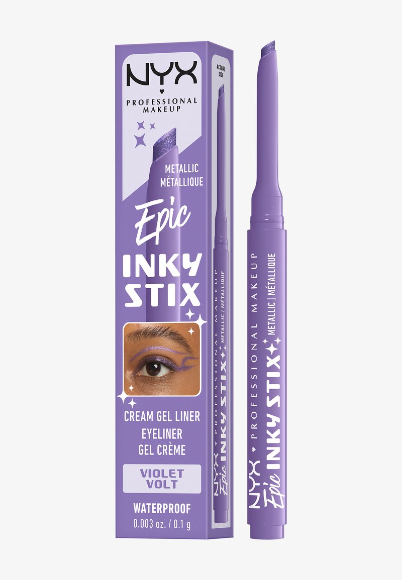 Lilla NYX Epic Inky Stix metallic creme gel eyeliner med vinklet spids, der påføres øjet med violet eyeliner på den øverste øjenlågsdetalje.