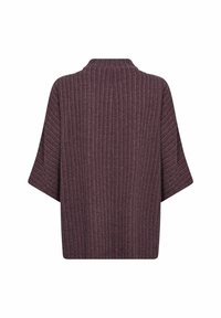 Oversized, głęboki fioletowy kimono o pionowej, ryflowanej strukturze, szerokich rękawach i prostym, bezkołnierzykowym fasonie. Brak widocznych zapięć i wzorów.