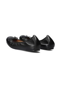 Ballerine in pelle nera con punta rotonda, caratterizzate da un davanti arricciato e un'apertura a fiocco. Tacco basso con texture liscia e suola resistente.