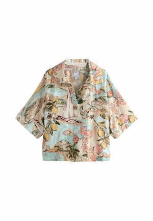 Kurzärmeliges Hemd mit Kragen, verziert mit Segelbooten, Palmen, Ankern, Zitronen und rosa Blumen in Pastellfarben auf hellblauem und beigem Hintergrund.