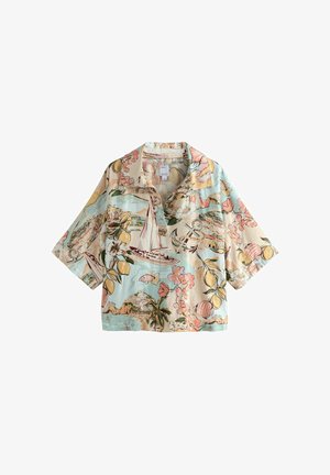 Korte mouwen overhemd met kraag, bedrukt met zeilboten, palmbomen, ankers, citroenen en roze bloemen in pasteltinten op een lichtblauwe en beige achtergrond.