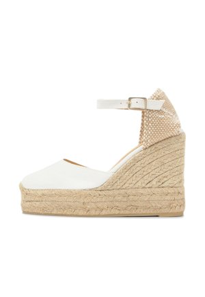 Biele klinové sandále espadrilles s platformou z pletenej juta, remienkom na členku, zlatou prackou a béžovým textúrovaným opätkom.