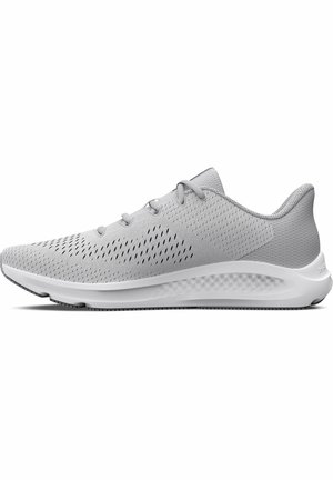 Hellgrauer Sportschuh mit Mesh-Obermaterial, Schnürverschluss und gepolsterter weißer Sohle, seitlich auf weißem Hintergrund dargestellt.
