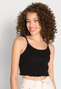 Top cropped preto com nervuras, alças finas e bainha rendada, feito de material de algodão suave. Textura lisa e design ajustado.