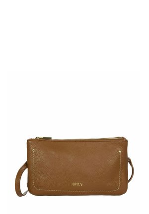 Pochette en cuir marron avec une finition texturée, fermeture éclair et une sangle pour le poignet. Présente des accessoires en métal doré et un logo sur le devant.