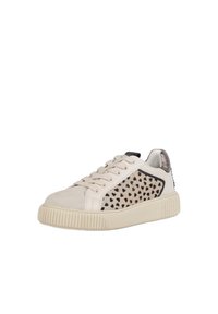 Sneakers sportivi in pelle beige con un pannello laterale a motivo testurizzato nero e marrone. Presentano punta tonda, suola piatta e chiusura con lacci.