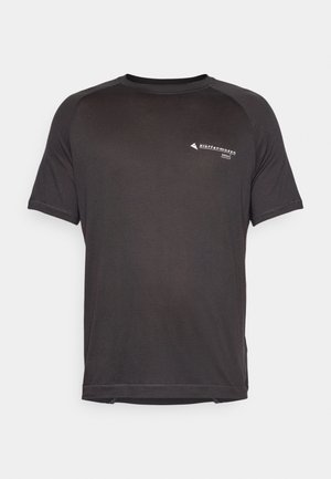 Czarna koszulka sportowa z krótkim rękawem, wykonana z lekkiego, teksturowanego materiału. Posiada małe białe logo na piersi oraz okrągły dekolt.