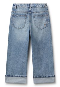 Jeans in denim azzurro chiaro con gamba ampia, orli arrotolati, due tasche posteriori e un piccolo logo sulla tasca destra.