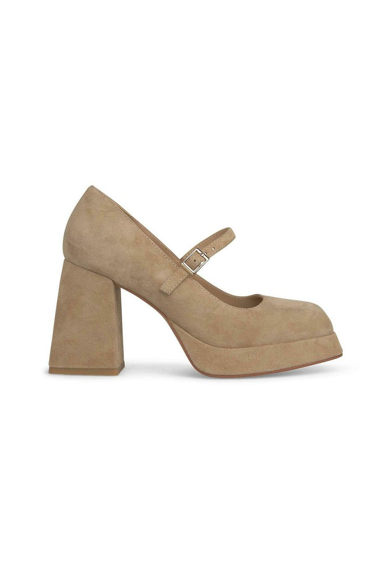 Décolleté Mary Jane in suede beige con punta tonda, tacco a blocco spesso e cinturino regolabile alla caviglia. Texture liscia con soletta piattaforma.
