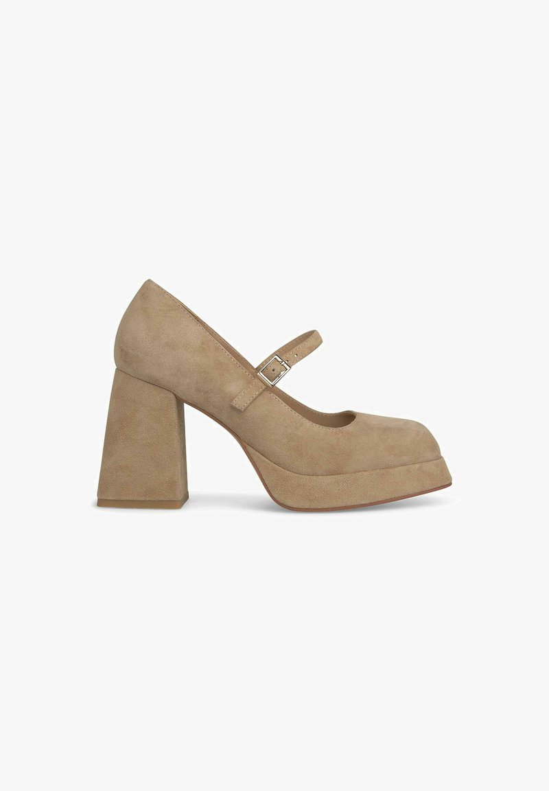 Décolleté Mary Jane in suede beige con punta tonda, tacco a blocco spesso e cinturino regolabile alla caviglia. Texture liscia con soletta piattaforma.