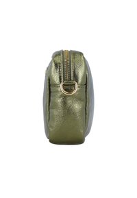 Metalinis žalias maišelis su lygiu paviršiumi, auksiniu užtrauktuku ir šoniniu žiedu. Kompaktiška stačiakampio formos.