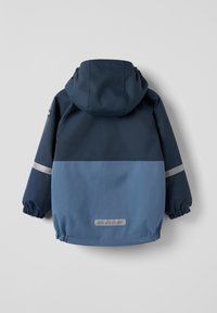 Laivastonsininen ja vaaleansininen vedenpitävä takki, jossa on huppu, elastiset hihansuut ja heijastinraita ylemmässä selässä.