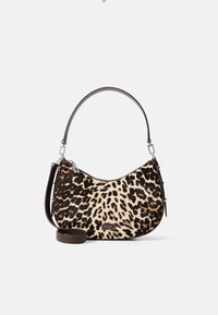 Leopardskinds håndtaske lavet af blødt stof, med en buet form, brun læderrem, sølv hardware og lynlås lukning.