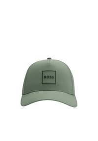 Groene baseballcap van gladde stof, met een gestructureerde klep, gestikte details en een vierkante patch met het 'BOSS'-logo in het zwart.
