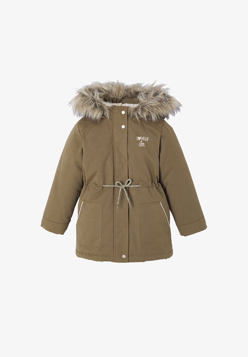 Olivegrüne Jacke mit Kunstfellkapuze, Kordelzug in der Taille, Druckknöpfen und zwei Fronttaschen. Mit besticktem Text "Lovely Girl."