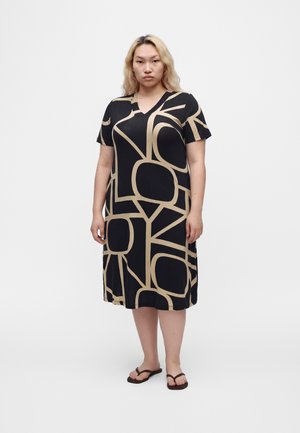 ONLY Carmakoma, CARFYRLA LIFE S/S V-NCK BLK AOP DRE NOOS - Vestito di maglina - black