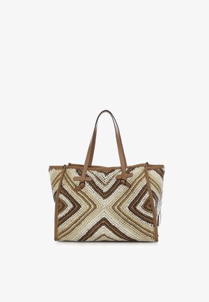 Borsa a tracolla intrecciata con motivo geometrico in beige e marrone. Presenta manici e dettagli in pelle marrone, con design a apertura superiore.