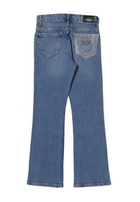 Jeans en denim bleu évasés avec deux poches arrière. Une poche arbore un design de cœur en sequins argentés. Style classique à cinq poches avec une ceinture.