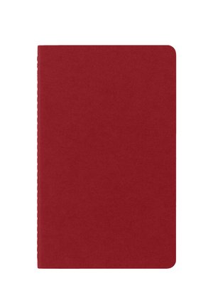 Taccuino con copertina rigida rossa, angoli arrotondati e cuciture visibili lungo il dorso su sfondo bianco.