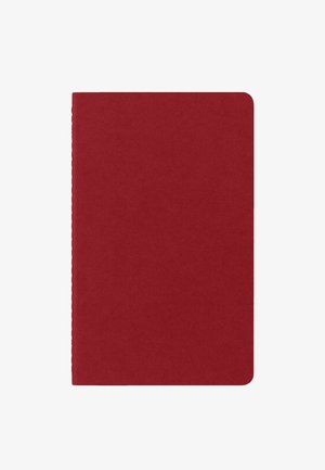Taccuino con copertina rigida rossa, angoli arrotondati e cuciture visibili lungo il dorso su sfondo bianco.