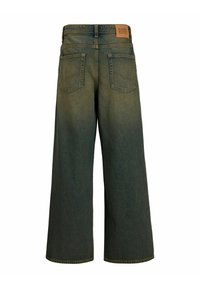 Široke temno zelene jeans hlače iz denima z teksturiranim finišem, ki imajo dve zadnji žepki in znamčni usnjeni znak na pasu.