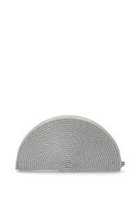 Bolso de mano texturizado en gris con forma semicircular, que presenta un intrincado patrón tejido y un cierre de cremallera plateado.