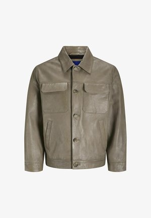 Maslinasto zelena kožna jakna s ovratnikom,naprijed na gumbe, dva džepa na prsima i bočna džepa. Glatka tekstura s ležernim dizajnom.