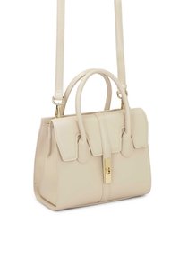Beżowa skórzana torebka o wyraźnej, ustrukturyzowanej formie, z górnymi uchwytami i odpinanym paskiem na ramię. Posiada klapkę zapięcia oraz elementy ozdobne w złotym kolorze.
