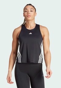 Czarny sportowy top na ramiączkach z białymi paskami po bokach i okrągłym dekoltem. Wykonany z gładkiego, lekkiego materiału.