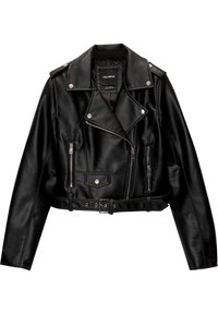 Chaqueta corta de motorista de cuero negro con herrajes plateados, bolsillos con cremallera, solapas anchas y cintura con cinturón. Textura suave con detalles de costuras.