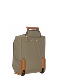 Valise à roulettes en tissu vert olive avec des accents marron. Dispose d'une poignée télescopique, d'une fermeture éclair et de roues durables pour faciliter le déplacement.