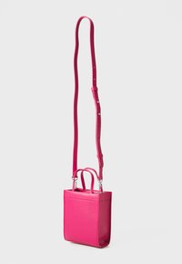 Borsa a tracolla in eco-pelle rosa, con forma strutturata, manici corti, tracolla regolabile e superficie liscia.