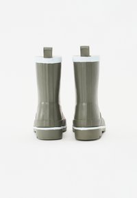 Bottes de pluie en caoutchouc vert olive avec des finitions blanches. Elles présentent une texture lisse, des poignées à l'arrière et une semelle à motifs pour une meilleure adhérence.