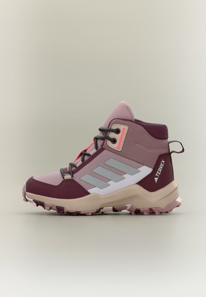 Høj top Adidas Terrex vandrestøvle i mauve og burgunder med robust beige sål og reflekterende grå striber på siden.