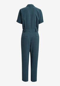 Donkerblauwe jumpsuit met korte mouwen, een kraag en een getailleerde pasvorm. Voorzien van riemlussen en twee achterzakken. Glad, rekbaar materiaal.