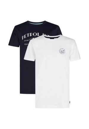 To klassiske t-shirts: en marineblå med hvid "PETROL IND" tekst, og en ensfarvet hvid med et lille grafik. Begge er lavet af bomuld og er kortærmede.
