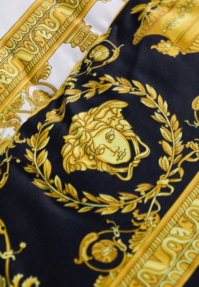 Foulard en soie avec des motifs dorés ornés sur un fond noir, incluant un motif central de Méduse encadré par des feuilles de laurier.