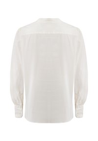 Witte blouse met lange mouwen, gemaakt van een zachte, lichtgewicht stof. Kenmerkt zich door een ronde kraag en met knopen sluitende manchetten met rimpel-details.