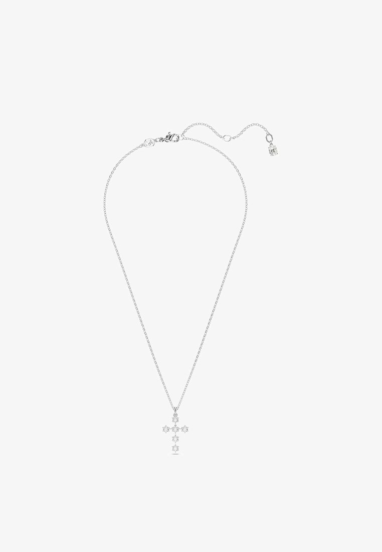 Srebrna verižica z obeskom v obliki križa, okrašena s podrobnostmi, ki spominjajo na zvezde, z manjšimi dragulji, gladko teksturo in diskretnim zapiralom.