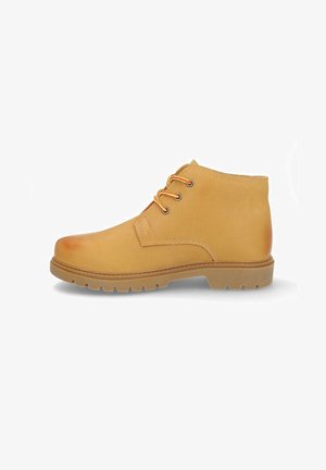 Botín de cuero marrón con cordones naranja y amarillo, con detalles de costura y suela de goma resistente, sobre un fondo blanco.