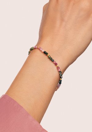 Pulsera de cuentas con piedras semipreciosas de varios colores en diferentes tonalidades, con pequeños detalles en oro, montada sobre una delicada banda elástica.