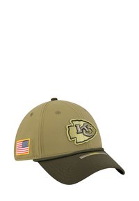 Olivgrüne Baseballmütze mit gesticktem Logo, USA-Flaggenpatch und strukturiertem Schirm mit einem gebogenen Rand. Strukturiertem Stoffakzenten.