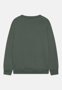 Felpa a maniche lunghe con collo rotondo in un verde scuro uniforme, con polsini e orlo a coste, mostrata dal retro su uno sfondo bianco.