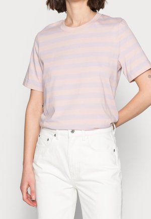 Różowa w jasnym odcieniu oraz lawendowa koszulka bawełniana w paski, z krótkimi rękawami i okrągłym dekoltem, noszona z białymi spodniami dżinsowymi.