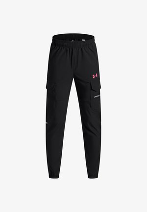 Pantalones cargo atléticos negros con cintura elástica, bolsillos laterales con solapa y logo de Under Armour en rosa en el muslo derecho.
