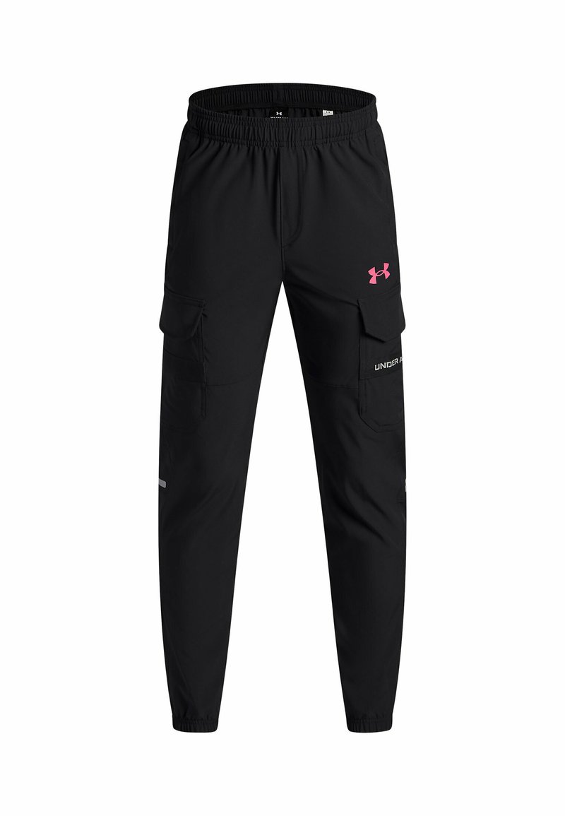 Zwarte sport cargo broek met een elastische tailleband, zijflapzakken en een roze Under Armour-logo op de rechterdij.